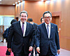 Foreign Minister Cho Tae-yul, right, walks with Achim Steiner, the administrator of the UN Development Programme, toward a meeting room at the Foreign Ministry in Seoul on Thursday. [YONHAP]