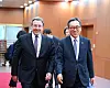 Foreign Minister Cho Tae-yul, right, walks with Achim Steiner, the administrator of the UN Development Programme, toward a meeting room at the Foreign Ministry in Seoul on Thursday. [YONHAP]