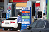 A customer filling up at a gas station in Seoul on Tuesday. Starting Dec. 12 fuel prices will be cut as the government decided to lower 20 percent on fuel taxes. [YONHAP]