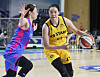 Park Ji-su of the KB Stars, right, drives past an opponent at a match against the Yongin Samsung Life Blueminx on Sunday at Yongin Gymnasium in Yongin, Gyeonggi. [YONHAP]
