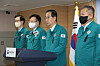 Prime Minister Han Duck-soo gives a briefing on Sunday at the government complex in central Seoul with a black ribbon on his heart. [YONHAP]