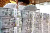 An employee sorts out dollars at Hana Bank's Counterfeit Notes Response Center in Jung District, central Seoul, on Tuesday. [YONHAP]