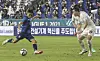 Lee Dong-jun scores Ulsan Hyundai's second goal during Wednesday's match against Daegu FC, winning the game at Ulsan Munsu Football Stadium in Ulsan. [NEWS1]