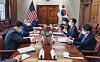 Korean Trade Ministry delegation including Minister Yeo Han-koo discussing export control to Russia with U.S. counterpart including Deputy Commerce Secretary Don Graves in Washington DC on March 3. Korea was initially left out of the lists of countries exempted from the U.S. export control. [MINISTRY OF TRADE, INDUSTRY AND ENERGY]