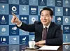 Yoo Jeong-bok, mayor of Incheon, conducts an interview with the Korea JoongAng Daily on Oct. 4 at Incheon City Hall. [PARK SANG-MOON]
