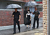 Two security guards protect a Seoul city official on Wednesday during a demonstration of the metropolitan government's latest measures, including security services for stalking victims in need of protection. [YONHAP]