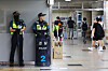 Police officers stationed a Seohyeon subway station in Bundang, Gyeonggi, on Aug. 4, the day after 22 year-old Choi Won-jong tried to attack random people with a knife. [YONHAP]