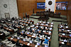 Seoul Mayor Oh Se-hoon answering questions from the city council on Wednesday. [YONHAP]