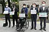 Surviving crewmembers and families of those killed in the Cheonan sinking protest in front of the Board of Audit and Inspection in Jongno District, central Seoul, on May 25. They demanded the board conduct a probe into the Presidential Truth Commission on Deaths in the Military for its now-revoked decision to open a reinvestigation into the sinking. [NEWS1]