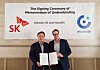 SK Inc. CEO Jang Dong-hyun, left and Monolith CEO Rob Hanson pose for a photo after signing a memorandum of understanding on establishing a joint venture. [SK INC.]