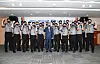 KBL president Kim Hee-ok and the 21 KBL referees pose for a picture at the referee’s ceremony on Thursday at KBL Center in southern Seoul. [KBL/YONHAP]