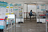 Health workers wait for those who wish to get tested for Covid-19 at a testing center in Seoul Station Square in Jung District, central Seoul, on Monday. [NEWS1]