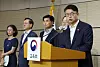 Vice Education Minister Jang Sang-yoon, right, speaks during a briefing on cracking down on irregularities involving private academies at the Sejong government complex Monday. [YONHAP]