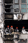 Officers of Ulsan police and fire department are inspecting on Sunday the high-rise apartment building in the city which was ablaze for more than 15 hours form Thursday to Friday, to determine the cause of the fire. [NEWS1]