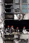 Officers of Ulsan police and fire department are inspecting on Sunday the high-rise apartment building in the city which was ablaze for more than 15 hours form Thursday to Friday, to determine the cause of the fire. [NEWS1]