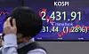 A screen in Hana Bank's trading room in central Seoul shows the Kospi closing at 2,431.91 points on Wednesday, down 31.44 points, or 1.28 percent, from the previous trading day. [NEWS1]
