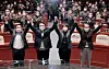 People Power Party (PPP) presidential candidate Yoon Suk-yeol, center left, and PPP chief Lee Jun-seok, center right, reconcile to work toward a unified campaign in a party meeting at the National Assembly in western Seoul on Thursday evening. [KIM KYUNG-ROK]