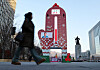 A pedestrian walks by the “Temperature Tower of Love″ installed in Gwanghwamun Square in central Seoul on Dec. 19. The electronic display shows that the public donation score is at 47.5 degrees Celsius, lower than that of last year’s same period, which was 52 degrees Celsius. The Community Chest of Korea, a non-profit fundraising organization, attributed the low achievement to a strained economy and uncertain domestic situation. [NEWS1]