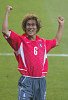 The late Yoo Sang-chul celebrates after scoring a goal that led to Korea’s first ever win in a World Cup match during the game against Poland on June 4, 2002. [JOONGANG ILBO]