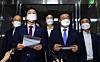 Kim Gi-hyeon, front left, floor leader of the opposition People Power Party, and Yoon Ho-joong, front right, floor leader of the ruling Democratic Party, hold a joint press conference at the National Assembly on Wednesday to announce that they agreed to establish a special committee to discuss a media reform bill. The ruling and opposition leaders announced that the special committee will work on the media revision bill until Dec. 31, 2021, and will consist of 18 members - nine members each from the ruling and opposition parties. [LIM HYUN-DONG]
