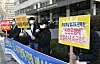 Investors who lost money in the Lime Asset Management scandal demand compensation in front of Shinhan Bank's main branch in central Seoul in March 2020. [YONHAP]