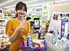 A model buys beer using a digital driving license on the PASS app at a CU convenience store. [BGF RETAIL]