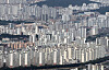 A view of apartments in central Seoul from Seoul Sky, the observatory at the top of the Lotte World Tower in Songpa District, southern Seoul on Oct. 5. According to the Korea Appraisal Board, jeonse prices of apartments in September rose by 0.53 percent compared to a month earlier, the largest on-month increase since April 2015. [YONHAP]