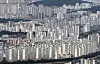 A view of apartments in central Seoul from Seoul Sky, the observatory at the top of the Lotte World Tower in Songpa District, southern Seoul on Oct. 5. According to the Korea Appraisal Board, jeonse prices of apartments in September rose by 0.53 percent compared to a month earlier, the largest on-month increase since April 2015. [YONHAP]