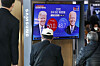 Koreans at Seoul Station on Wednesday afternoon watch through the TV monitor the tense U.S. presidential race between Republican President Donald Trump and Democratic candidate former Vice President Joe Biden unfold. [NEWS1]