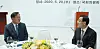 Rep. Kim Tae-nyeon, floor leader of the ruling Democratic Party, left, talks to his opposition counterpart, United Future Party Rep. Joo Ho-young, last week during a luncheon for the first-time lawmakers-elect at the National Assembly. [YONHAP]
