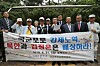 A civic group supporting two former South Korean prisoners of war who sued the North Korean government for holding them against their will for decades holds a press conference ahead of a court ruling in favor of the plaintiffs on Tuesday. [YONHAP]
