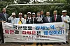 A civic group supporting two former South Korean prisoners of war who sued the North Korean government for holding them against their will for decades holds a press conference ahead of a court ruling in favor of the plaintiffs on Tuesday. [YONHAP]