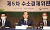 Prime Minister Han Duk-soo heads a meeting on government's hydrogen economy policy, with private sector representative present, held at the Lotte Hotel, Seoul, on Wednesday. [YONHAP]