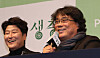 Actor Song Kang-ho and director Bong Joon-ho answer questions during a press event at the Westin Chosun Seoul Hotel, central Seoul, after 'Parasite' won four Oscars at the 92nd Academy Awards. [JOONGANG ILBO]