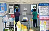 People get tested for Covid-19 at a center in Daejeon on Monday, the last day of the Chuseok holiday. [JOONGANG ILBO]