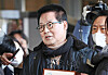 Park Jie-won, former director of the National Intelligence Service (NIS), speaks to reporters at the Seoul Central District Prosecutors’ Office in Seocho District, southern Seoul Wednesday. [KIM KYUNG-ROK]