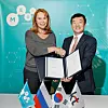 President of Medsi Group Elena Brusilova, left, and KT's senior vice president Yun Kyoung-lim, take photo after signing an agreement to jointly build health checkup centers in Russia this year. [KT]