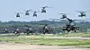 Apache, Black Hawk and Chinook helicopters take off for tactical maneuvers in Icheon, Gyeonggi on Monday in the largest air exercises held by the Korean Army in two years. A total of 34 helicopters were deployed for the drills, which took place in both Icheon and Yangpyeong, located southeast and east of Seoul. Pilots practiced evasive moves and sharp descents to avoid potential attacks as they carried out a hypothetical mission to capture a target facility controlled by enemy forces. Apaches leading the formation practiced infiltrating a designated site to identify and clear potential threats, after which Black Hawks and Chinooks carrying some 200 soldiers and military supplies flew in to fulfill the goal of securing the facility. [JOINT PRESS CORPS]