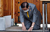 Shincheonji Church founder and leader Lee Man-hee, who was placed in detention on Saturday, kneels in a gesture of apology during a press conference on March 2. [YONHAP]