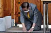 Shincheonji Church founder and leader Lee Man-hee, who was placed in detention on Saturday, kneels in a gesture of apology during a press conference on March 2. [YONHAP]