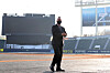 Doosan Bears pitcher Yoo Hee-kwan takes one last visit to the mound at Jamsil Baseball Stadium in southern Seoul during his retirement ceremony on Thursday. Yoo ends his career with 101 wins and 69 losses after pitching 1,410 innings in 281 games. [YONHAP]