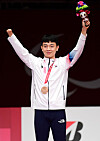 Joo Jeong-hun celebrates winning the men's under 75-kilogram sport class 44 taekwondo bronze medal at 2020 Tokyo Paralympics on Friday evening. [NEWS1]