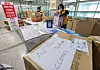 Volunteers prepare emergency relief kits to send to quake-ridden Turkey and Syria at Seongdong District Office in eastern Seoul on Wednesday. [YONHAP]
