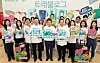 Hana Financial Group Chairman Ham Young-joo, fifth from left in the first row, poses for a photo during a ceremony held at Hana Bank's headquarters in central Seoul on Tuesday celebrating Travlog's 5 million subscriber milestone, with Hana Bank CEO Lee Seung-lyul, fourth from left, and Hana Card CEO Lee Ho-sung, sixth from left. [HANA FINANCIAL GROUP]