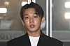 Actor Yoo Ah-in speaks to local media after police questioning in March [NEWS1]