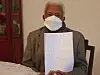 Melese Tessema holds a letter of thanks he wrote in Korean for face masks donated by Chilgok county to Ethiopian Korean War veterans last year. [MELESE TESSEMA]