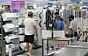 Customers look at air conditioners at Lotte Hi-Mart's Seoul Station branch in Jung District, central Seoul, on Wednesday. A growing number of consumers are buying air conditioners as temperatures rise across the country. Lotte Hi-Mart announced on Wednesday that sales of air conditioners in the first nine days this month increased by 35 percent compared to the same period last year. [YONHAP]