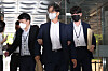 Park Yong-soo, a former aide to previous Democratic Party leader Song Young-gil, is escorted out of his warrant review hearing at Seoul Central District Court in Seocho District, southern Seoul, on Monday afternoon. [YONHAP]