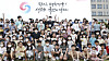 President Yoon Suk-yeol takes a photo with children invited to a housewarming event celebrating the presidential office’s move to Yongsan District in central Seoul Sunday. [JOINT PRESS CORPS]