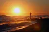 The sun rises over the coast of Gangneung in Gangwon on the last day of 2020 Thursday. The Gangneung city government closed off its beaches, popular spots for people to watch the New Year’s sunrise, starting from 10 a.m. Thursday as part of nationwide Covid-19 social distancing precautions. [YONHAP]